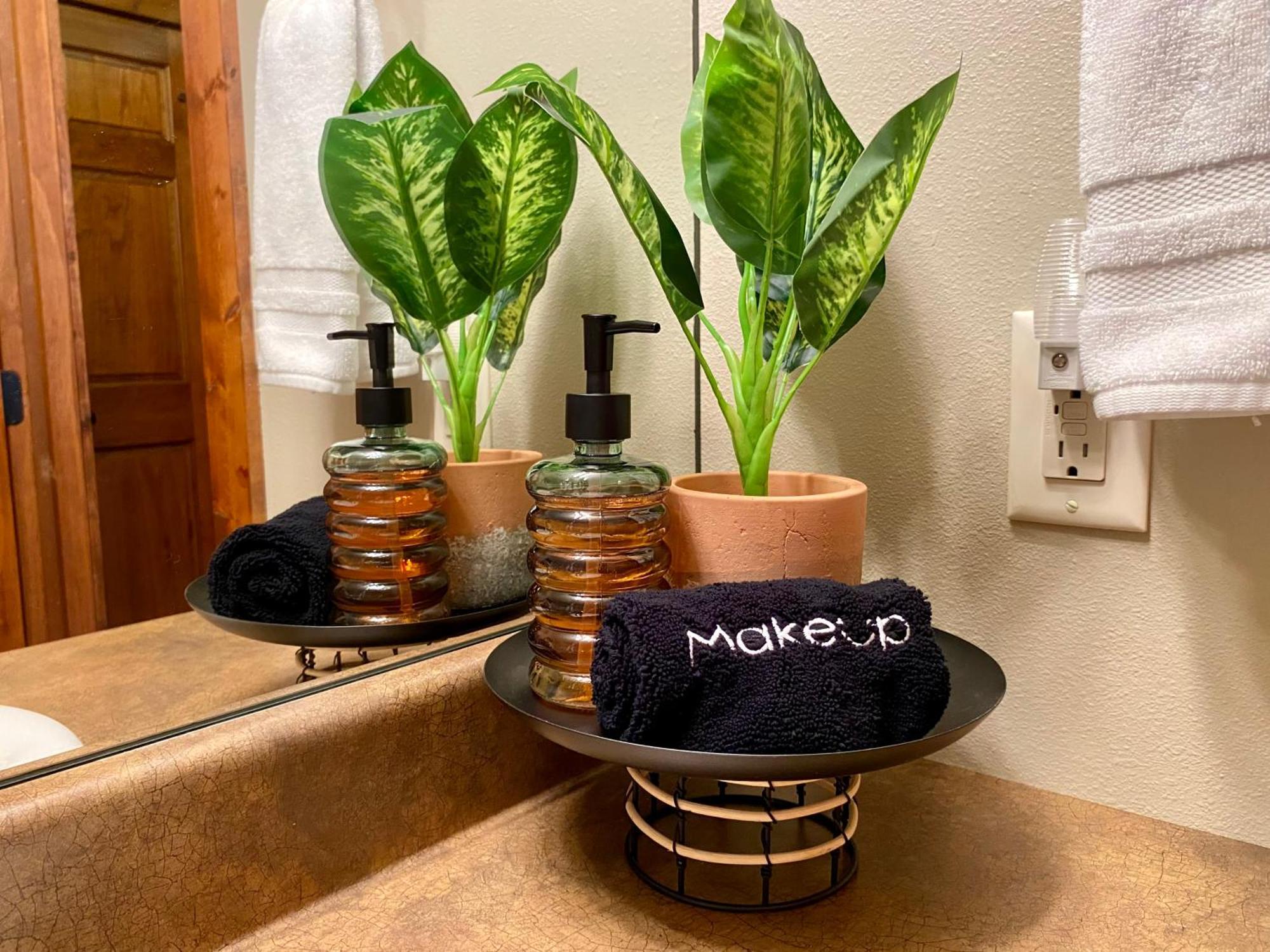 Boho Bungalow On The Pond W/ Hot Tub アーノルズ・パーク エクステリア 写真